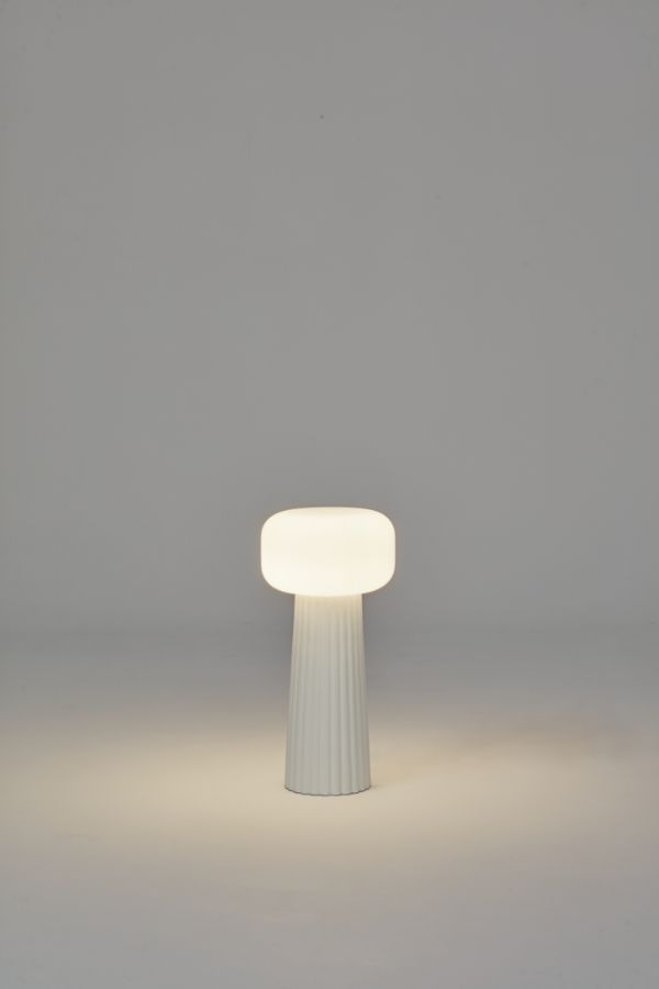 biała lampa stojąca nowoczesna