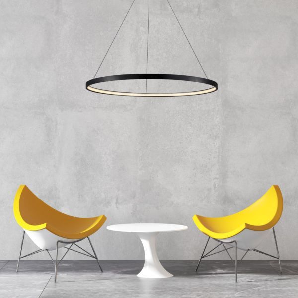 czarna lampa z żółtymi krzesłami