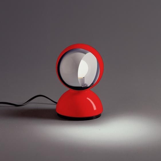 czerwona lampa stołowa futurystyczna