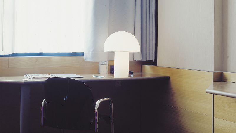 biała lampa stołowa do gabinetu