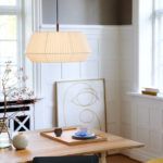 Lampa wisząca z białym abażurem nad drewniany stół - Dicte 53