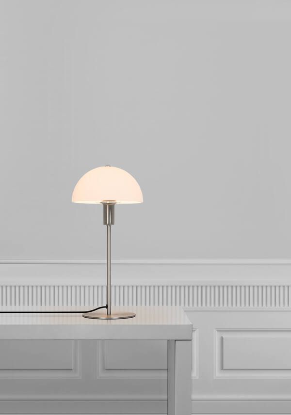 srebrna lampa stołowa z białym kloszem grzybkiem