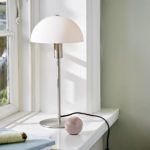 srebrna lampa stołowa w skandynawskim stylu