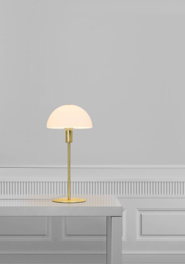 złota lampa stołowa w skandynawskim stylu
