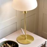 Ellen złota lampa stołowa z białym kloszem na komodę