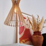 drewniana lampa wisząca z listewek