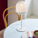 biała lampa stołowa na stole