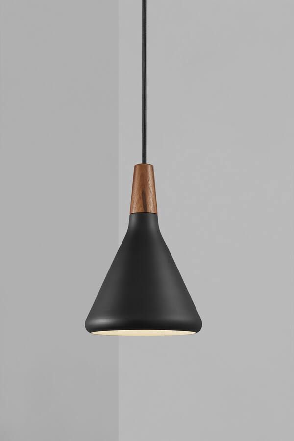 czarna lampa wisząca z drewnianym elementem
