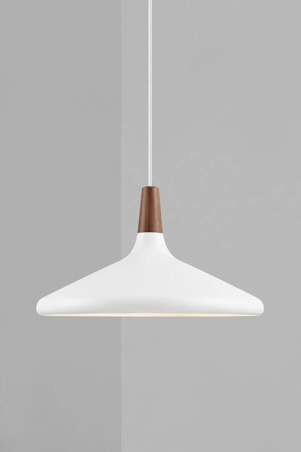 biała lampa z drewnianym elementem