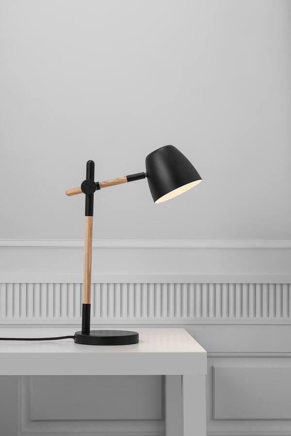 lampa biurkowa z drewnianym ramieniem