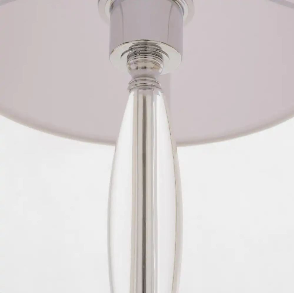 klasyczna lampa ze szklaną podstawą