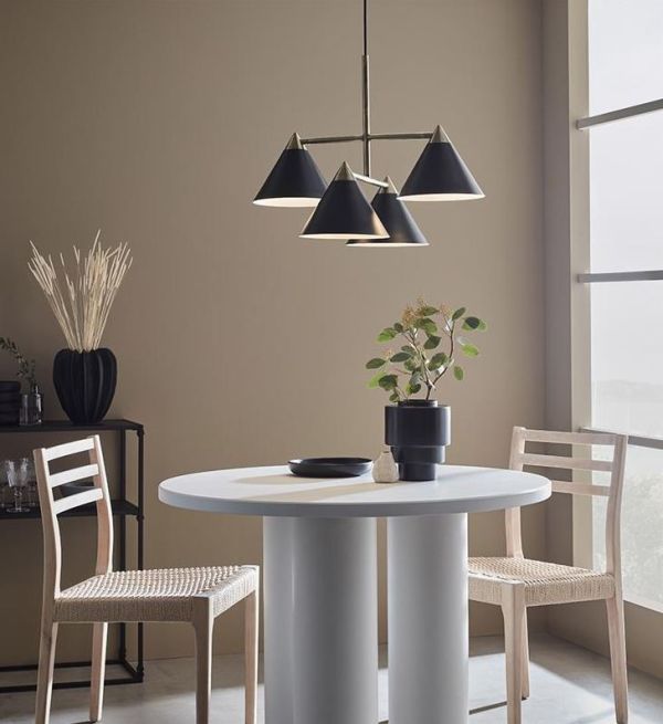 nowoczesna lampa wisząca nad biały stół