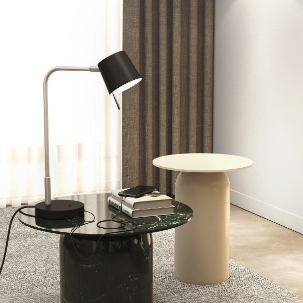 lampa biurkowa na marmurowym stoliku