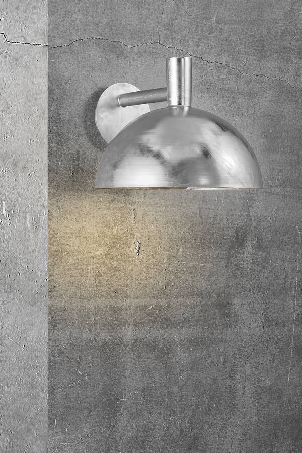 srebrny kinkiet z dużym kloszem przed drzwi