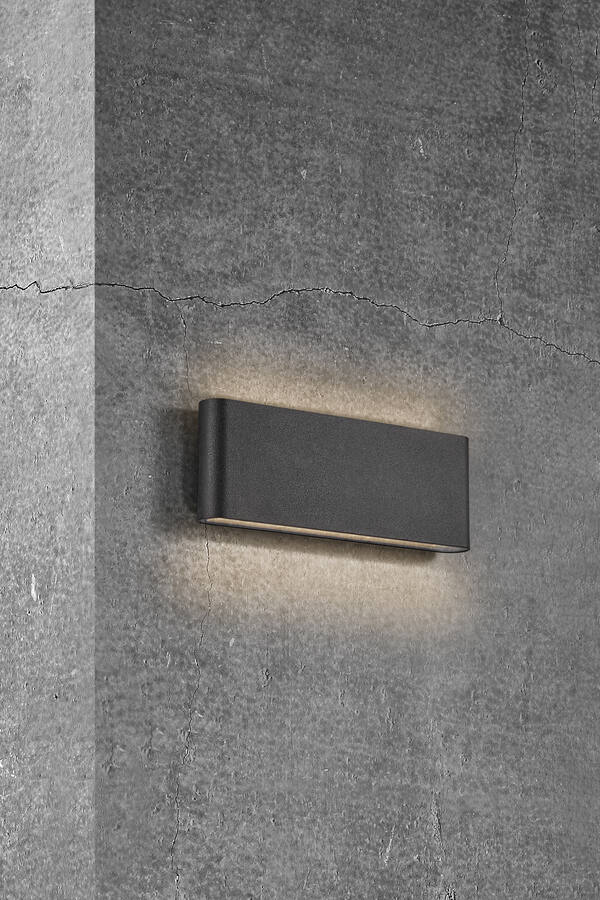 czarny kinkiet elewacyjny na betonowej ścianie