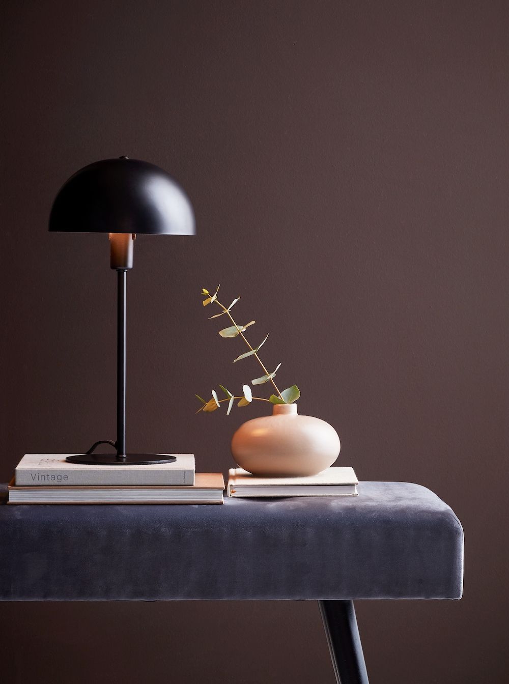 Dekoracyjna lampa stołowa w kolorze czarnym