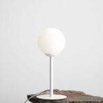 Lampa stołowa w białym kolorze z kablem