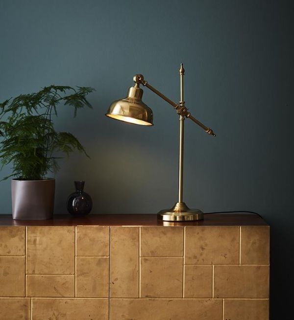 złota lampa biurkowa klasyczna