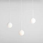 Biała lampa wisząca nad wyspę w kuchni Bosso - 3 mleczne kule