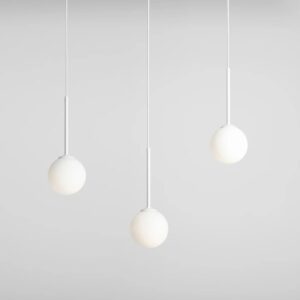 Biała lampa wisząca nad wyspę w kuchni Bosso - 3 mleczne kule