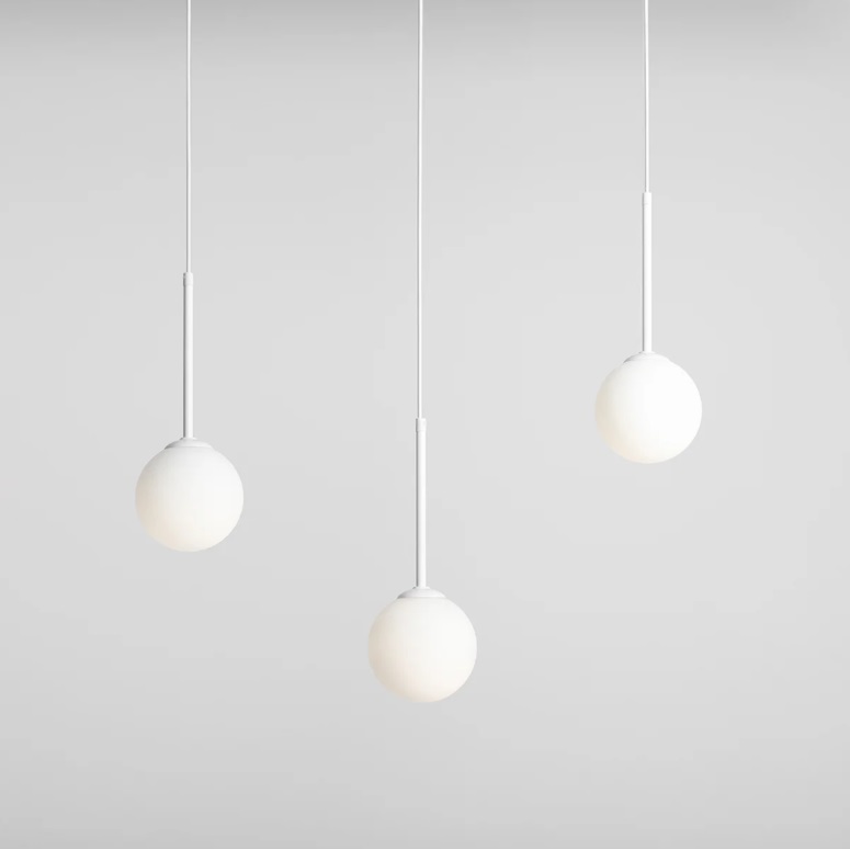 Biała lampa wisząca nad wyspę w kuchni Bosso - 3 mleczne kule