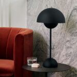 czarna matowa lampa stołowa czerwona sofa