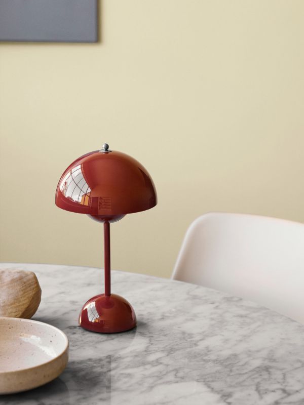 czerwona lampa stołowa do salonu, na usb