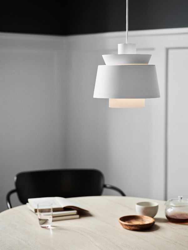 biała lampa wiszaca nowoczesna nad stół