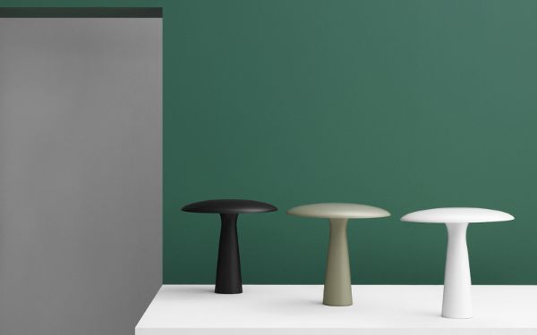lampy stołowe grzybki na zielonej ścianie