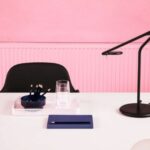 czarna lampa stołowa w różowym biurze
