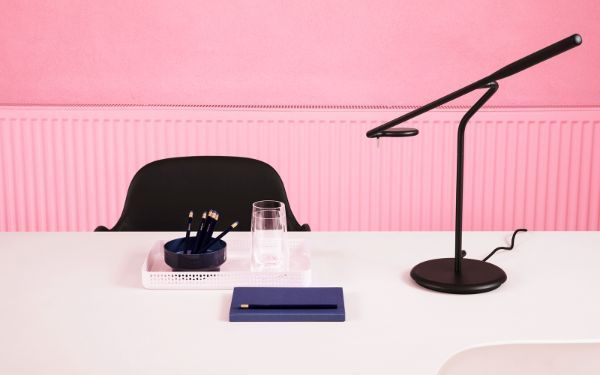 czarna lampa stołowa w różowym biurze