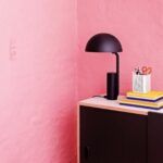 czarna lampa stołowa różowe ściany