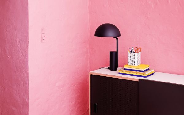 czarna lampa stołowa różowe ściany