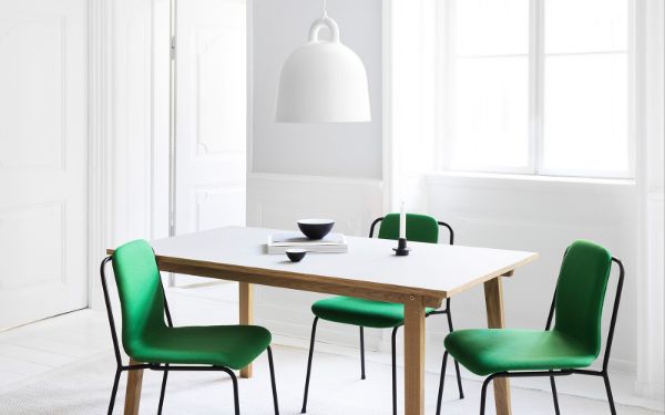 biała lampa nad stół zielone krzesła