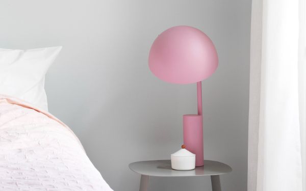 różowa lampa stołowa na stolik nocny