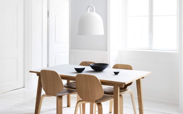 biała lampa nad stół drewniane krzesła