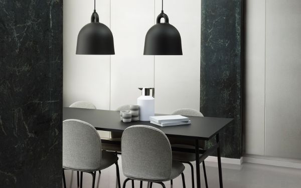 czarna lampa nad stół szare krzesła