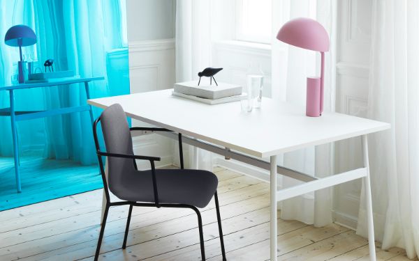 różowa lampa stołowa na białe biurko