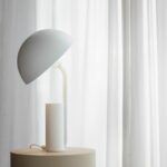 biała lampa stołowa do pokoju nastolatka