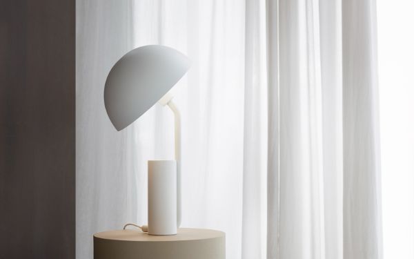 biała lampa stołowa do pokoju nastolatka
