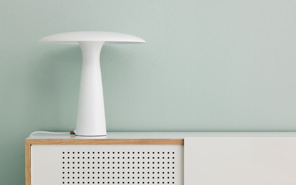 biała lampa stołowa na szałwiowej ścianie