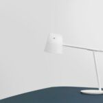 biała lampa biurkowa