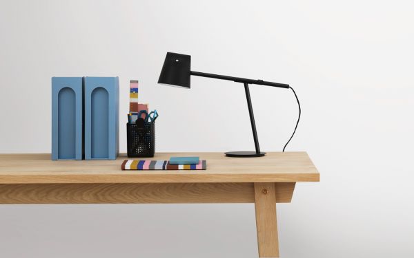 czarna designerska lampa biurkowa