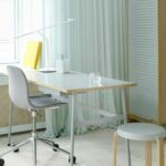 biała regulowana lampa biurkowa designerska