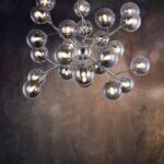srebrna lampa wisząca ze szklanymi kulkami