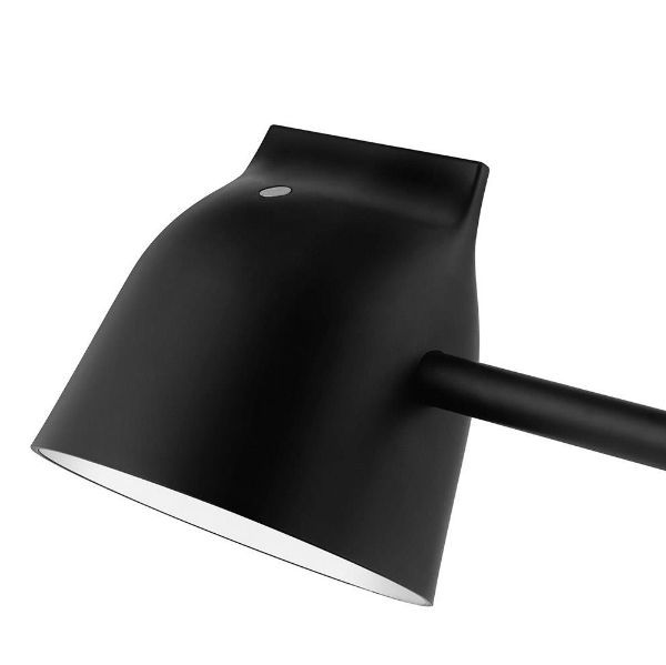 czarna lampa biurkowa z włącznikiem