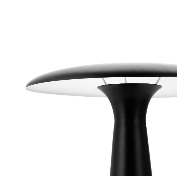 czarna lampa stołowa z płaskim kloszem