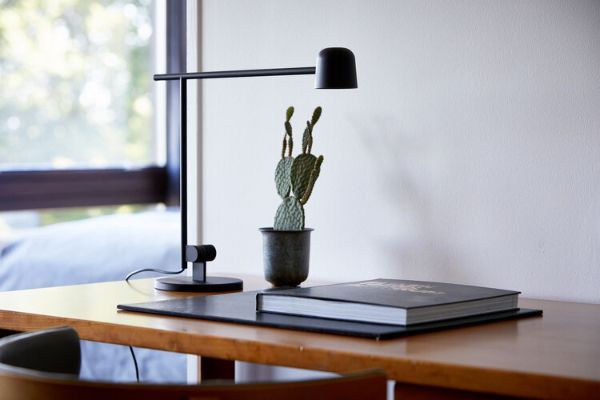 Lampa stołowana na drewnianym biurko