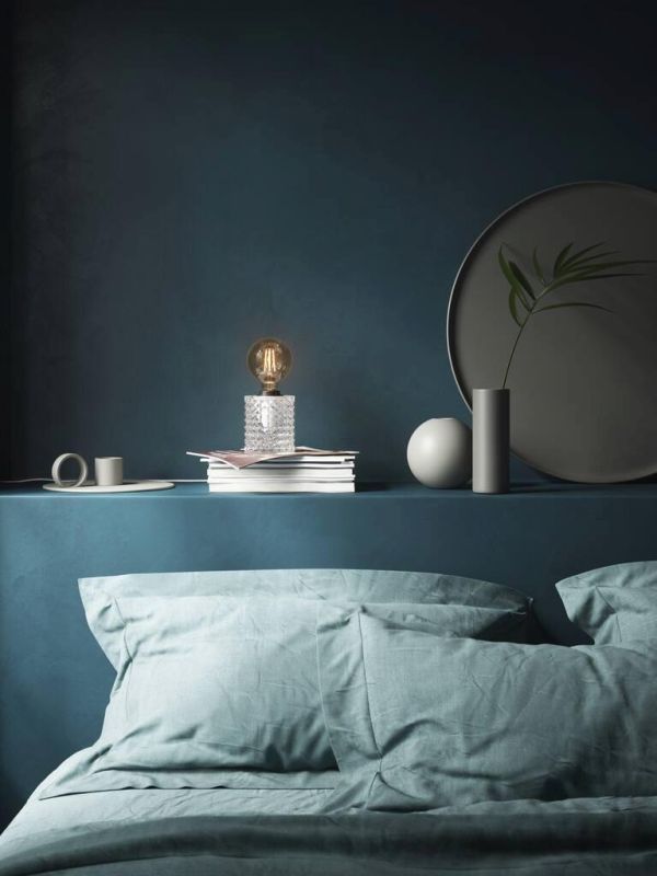 Lampa nad łóżkiem w sypialni