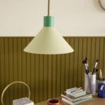 Lampa wisząca ze stożkowym kloszem nad stołem